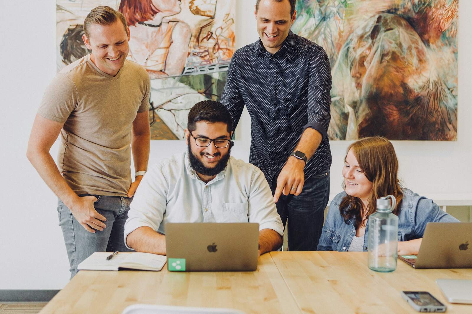 Equipo de trabajo con ropa corporativa