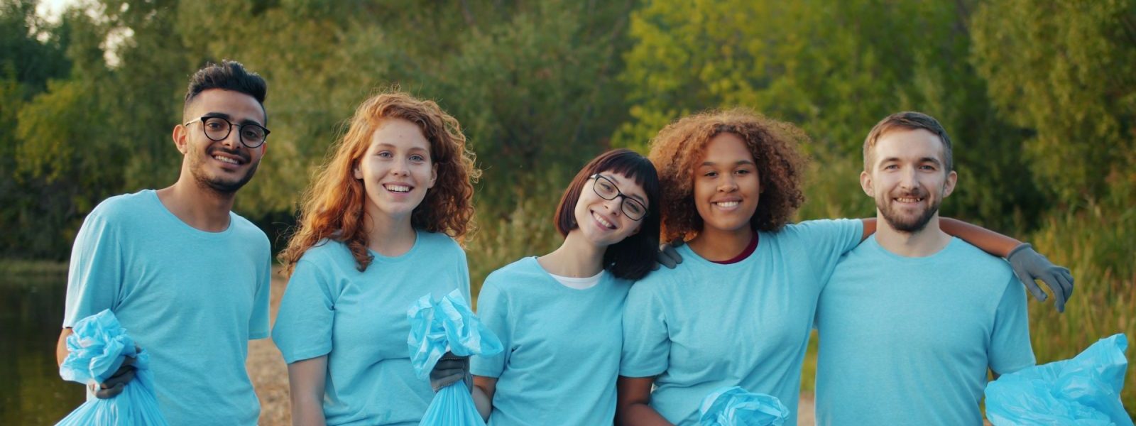 Grupo de jóvenes con la misma camiseta